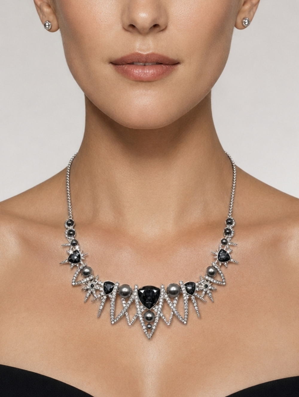 Swarovski🩶🖤 Necklace (Fantastic Collection)